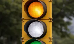 Kırmızı, sarı, yeşil yetmedi: Trafik Işıklarına “beyaz ışık” geliyor