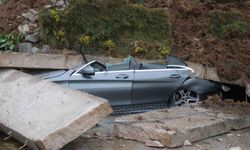 Sakarya'da korkulu anlar: İstinat duvarı çöktü, 3 bina boşaltıldı