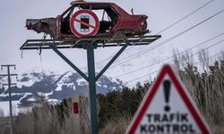Erzurum’da yol kenarında sergilenen hurda araçlar trafikte farkındalık oluşturuyor