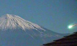 Japonya’daki Fuji Dağı semalarını aydınlatan meteor görsel şölen yaşattı