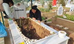 Yağışta oğlunun mezarı çöken anne gözyaşlarına boğuldu