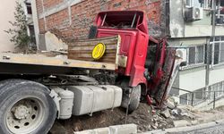 Freni boşalan tır binaya çarptı