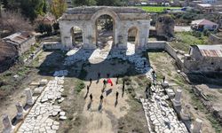 Öğrenciler Anavarza'da zeybek oynadı