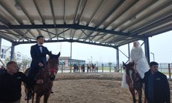 Sıra dışı nikahta gelin ve damat at üstünde dünya evine girdi