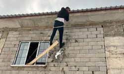 Yürekleri ağza getiren kaza: Çatıda asılı kaldı!