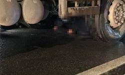 Karşıya geçmek isteyen kadın kamyonun altında kaldı