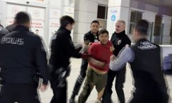 Aksaray'da film gibi olay: Bıçaklanarak yaralandılar, sedyeden atlayıp gazetecilere saldırdılar!