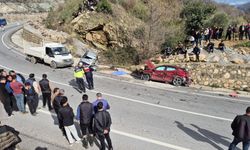 Virajı alamayan kum yüklü kamyon 2 otomobili biçti: 1 ölü, 3 yaralı