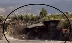 Aşırı yağışla birlikte yolda yaşanan çökme anı görüntülendi