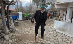 Kendi yaptığı 'ayakcak' ile mahalleyi geziyor