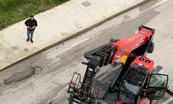 Sevgililer Günü’nü unuttu, iş makinesiyle balkona çıkarttığı güllerle gönül aldı