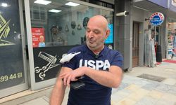 Sokaklarda omzundaki kuşuyla geziyor