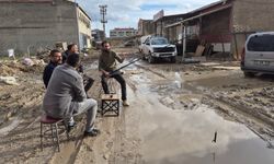 İzahı olmayan şeyin mizahı oldu, sürekli göle dönen sokakta balık tutmaya başladılar