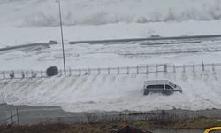 Rize’de dev dalgalar Karadeniz Sahil Yolu’na ulaştı