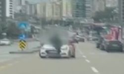 Sürücü kursu eğitmeni tartıştığı kişi kaput üzerindeyken kilometrelerce yol gitti