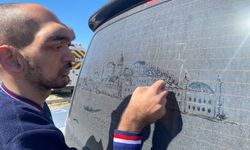Tozlu araç görünce dayanamıyor, sanat eserine dönüştürüyor