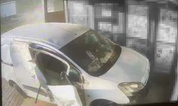 Oturduğu yerde aracın altında kalmaktan saniyelerle ile kurtuldu