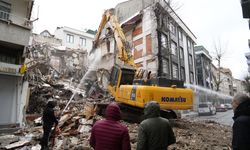 Kepçe komşu eve girdi, genç kız çığlık atarak yardım istedi