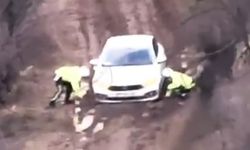 Çamura saplanan otomobili polisler kurtardı