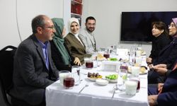 Bakan Göktaş, yeni evine kavuşan ailenin iftar sofrasına misafir oldu