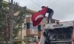 Çöp kamyonuna çıkarak Türk bayrağını düzeltti
