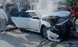 Çarpışan iki araçtan biri köprüde askıda kaldı: Yaralılar var