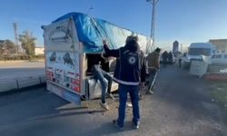 Hayvan dışkısı ile kamufle edilen bölmeden 19 kaçak göçmen çıktı