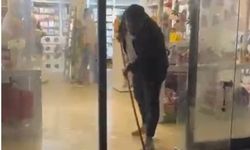 Mersin’de esnafın sel mesaisi, işyerlerini su bastı