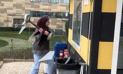 ‘Taksi beni sevmiyor’ diyerek durağa saldırdı!