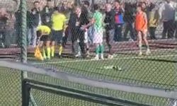 Tribünden hakeme skuter attı!