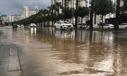 Adana'da sağanak hayatı olumsuz etkiledi