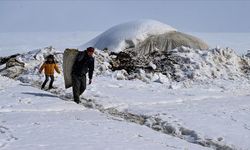 Kışın boşalan köyde 9 yıldır yalnız kalan çift, zorluklara birlikte göğüs geriyor