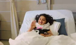 Ameliyatla çenesi boynundan ayrılan Gülşah, artık annesini öpebiliyor