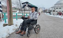 Engelli çocuğu için akülü sandalyeyi arabaya çevirdi