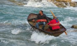 Seyhan Nehri'nde can pazarı: Ele ele tutuşup yardım beklediler