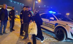 Babası kaputun üstünde oturup polise direndi!