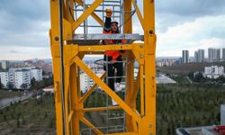 Genç kadın, ekmeğini gökyüzünde kazanıyor