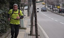 66 yaşındaki esnaf, oruçlu halde trafiğe takılmamak için iftara koşuyor