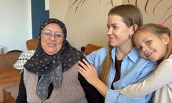 Ukraynalı gelinden alkış alan haraket: Eşinin babaannesine abdest aldırıp namaz kıldırıyor