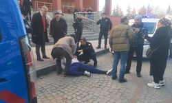 Kendisine istismarda bulunduğunu iddia ettiği şahsı adliye önünde kalbinden bıçakladı!