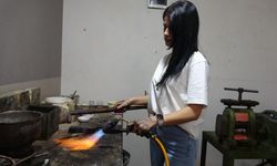 Ojeli tırnaklarıyla erkek egemen meslekte usta oldu