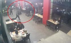 Hiç tanımadıkları genci "Neden bakıyorsun" diye darp edip burnunu kırdılar