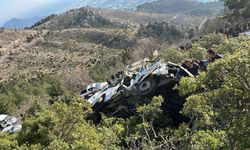 İşçi servisi uçuruma yuvarlandı: 11 yaralı 3 ölü