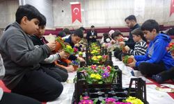 Gönüllere dokunan imam: Çocuklarla hazırladıkları çiçeklerle herkesi camiye davet ediyor