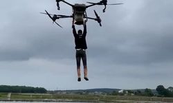 Çeltik tarlasında tehlikeli yolculuk: Drona asılıp uçtu