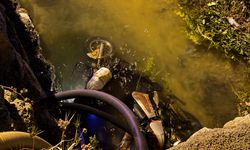 Otomobilin çarptığı elektrikli bisiklet kanala düştü: 1 öl*, 1 yaralı