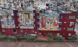 Mersin’deki binalara resmedilen ünlü tablolar mahalleye renk katıyor