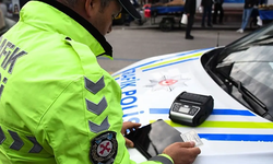 ‘Dur’ ihtarına uymadı, polis aracına çarptı: 725 bin TL ceza yedi