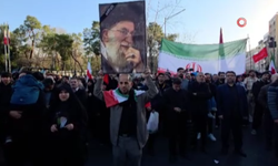 İran'da Hamaney'in ölümünün ardından yüz binler sokakta