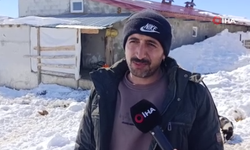 Kars’ta kurt sürüsünü kürekle kovalayan vatandaş kamerada